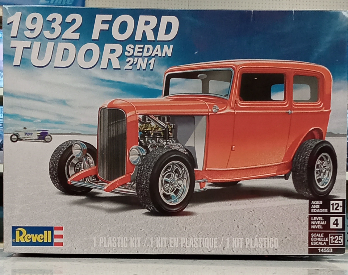 REVELL 1/25 '32 FORD TUDOR SEDAN 2 IN 1 KIT